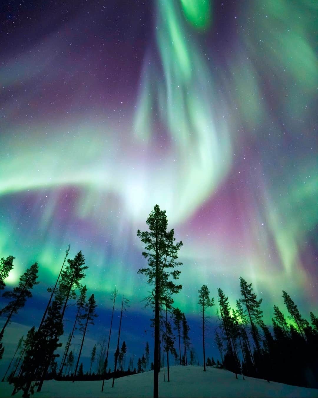 Lonely Planetのインスタグラム：「As temperatures plummet in the Northern Hemisphere, a host of chilly activities to enjoy usher in the season. How do you like to spend the winter days?  Tap the link in our bio for some of the world's top Winterland marvels, as chosen by Lonely Planet authors.」