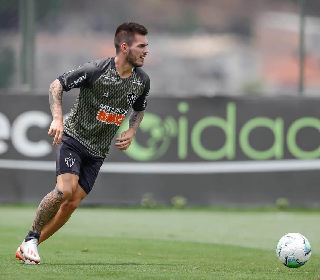 ナタンのインスタグラム：「Trabalho & Dedicação 💪🏻⚽️🐔」