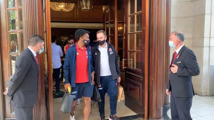 サッカー コロンビア代表チームのインスタグラム：「Así fue la salida de nuestros jugadores del hotel de concentración al Estadio Nacional de Santiago.  💪🏻   #VamosColombia」