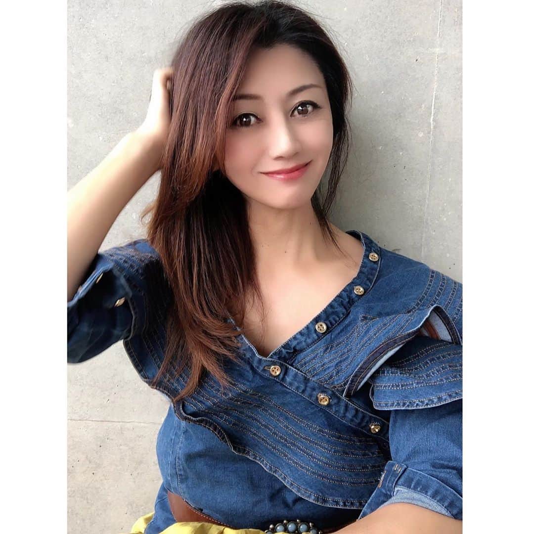 マキさんのインスタグラム写真 - (マキInstagram)「おはようございます😃 . 今日も昼間は暑くなりそうですね！ 寒暖差に気を付けて下さいね😊 . いつかのコーデ この時期に大活躍のフリルデニムブラウス‼️ デザインが凝ってて、チラッと肩が見えるデザインと大きめフリルがお気に入り❤️ . @selectshop_mslove . デニムには色々なカラーが合わせやすいけど、ビビットな黄色で元気良いイメージコーデ👍 . トップス　@selectshop_mslove スカート  #ユニクロ ブーツ　#saltre . ちょっとウエスタン風にもなってる😊 . 今日も笑顔で素敵な一日を❤️ . いつもいいね👍コメント📝 ありがとうございます❤️ . . #いつかのコーデ#いつこ#デニムブラウス#デニムコーデ#カジュアルコーデ#ユニクロ#サルトレブーツ#アラフィフコーデ#アラフィフ女子#50代コーデ#50代女子#アラフォーファッション #アラフィフファッション #きれいめカジュアル #綺麗目カジュアル #ままコーデ #お洋服好きな人と繋がりたい #coordinate #fashionstyle #笑顔#感謝#ありがとう#instafashionstyle #ootdfashion」10月13日 6時11分 - maki_s0205