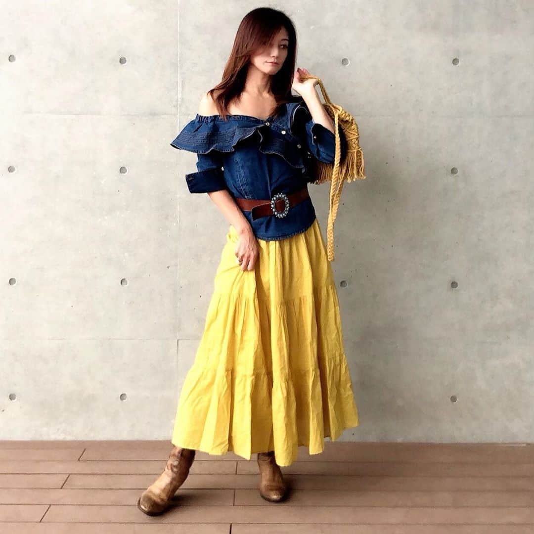 マキさんのインスタグラム写真 - (マキInstagram)「おはようございます😃 . 今日も昼間は暑くなりそうですね！ 寒暖差に気を付けて下さいね😊 . いつかのコーデ この時期に大活躍のフリルデニムブラウス‼️ デザインが凝ってて、チラッと肩が見えるデザインと大きめフリルがお気に入り❤️ . @selectshop_mslove . デニムには色々なカラーが合わせやすいけど、ビビットな黄色で元気良いイメージコーデ👍 . トップス　@selectshop_mslove スカート  #ユニクロ ブーツ　#saltre . ちょっとウエスタン風にもなってる😊 . 今日も笑顔で素敵な一日を❤️ . いつもいいね👍コメント📝 ありがとうございます❤️ . . #いつかのコーデ#いつこ#デニムブラウス#デニムコーデ#カジュアルコーデ#ユニクロ#サルトレブーツ#アラフィフコーデ#アラフィフ女子#50代コーデ#50代女子#アラフォーファッション #アラフィフファッション #きれいめカジュアル #綺麗目カジュアル #ままコーデ #お洋服好きな人と繋がりたい #coordinate #fashionstyle #笑顔#感謝#ありがとう#instafashionstyle #ootdfashion」10月13日 6時11分 - maki_s0205