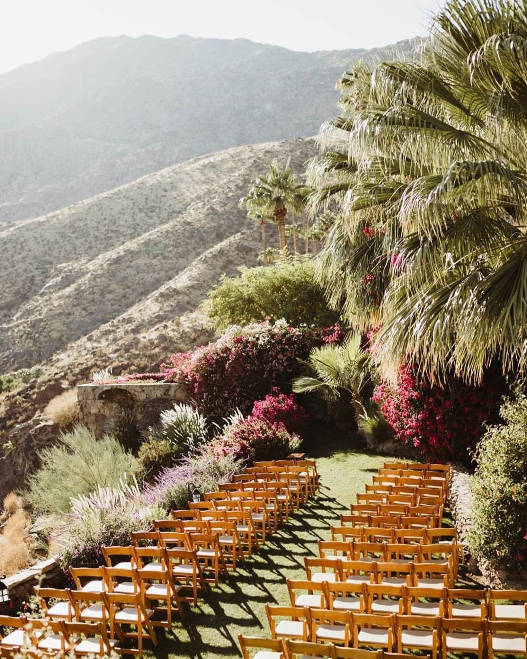 Bedroom diaryのインスタグラム：「What a place to get married! 🌴🌸 📷: @hannah.costello via @bhldn 💐: @wildfloradesign Design: @onedarlingday Located at the O'Donnell House in Palm Springs」