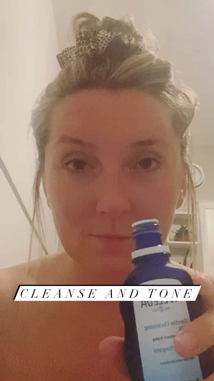 JO BAKERのインスタグラム：「Who said cleanser can’t be a great massage slip??? Love this one by @weleda_usa for its multi use benefits!!! #witchhazel #jojobaoil #sesameoil #gentlecleansingmilk massage into skin and then used @treatmentbylanshin massage tool to sculpt and tone and cleanse all at once!! #weledaskin #cleanse #tone #sculpt #bathtime #rituals #skincare #jobakermakeupartist #guasha」