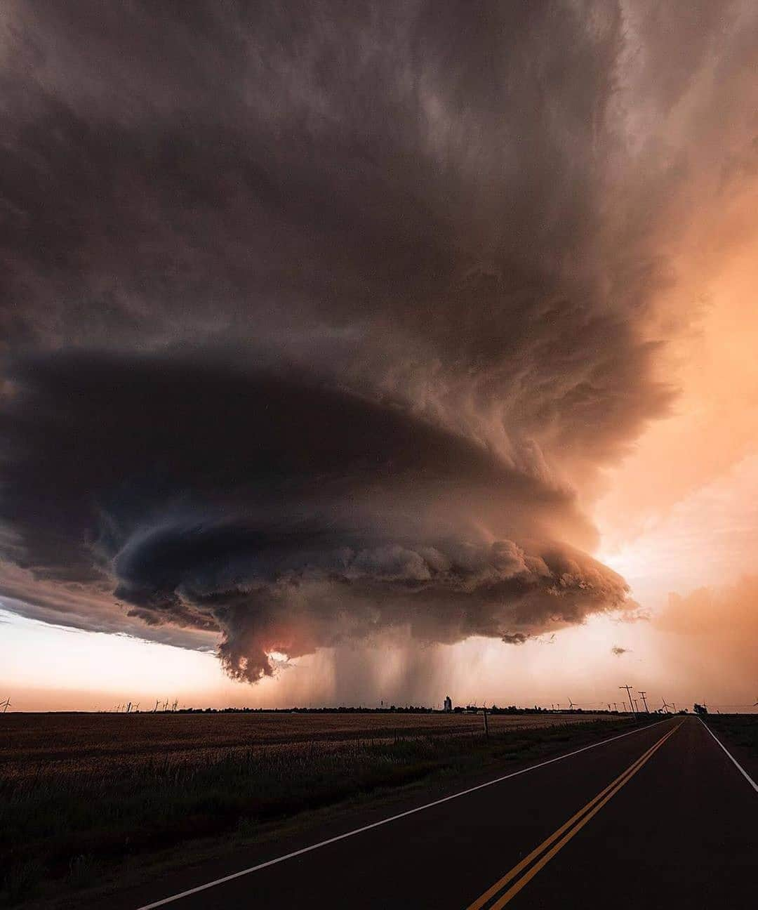 Canon Photographyさんのインスタグラム写真 - (Canon PhotographyInstagram)「A stunning supercell in Oklahoma.  Photography // @tyschmitt Curated by @steffeneisenacher  #supercell #stormchasing #thunderstorm #severeweather #oklahoma」10月13日 6時24分 - cpcollectives