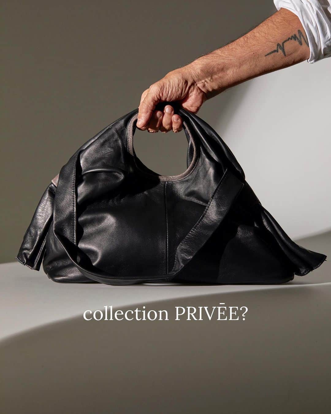 コレクションプリヴェさんのインスタグラム写真 - (コレクションプリヴェInstagram)「new oblò bag, in BLACK #collectionpriveeaccessories  • • • • #new #collectionpriveeofficial #nappa #blacknappa #oblòbag #madeinitaly #iconic #womenswear #womenstyle #womensaccessories #artisanal #accessories #bag #love #realleather」10月13日 6時31分 - collectionpriveeofficial