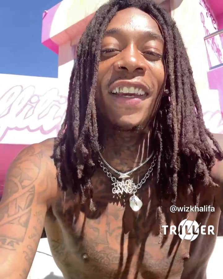 ウィズ・カリファのインスタグラム：「Yo Taylors 😜 Go stream POV and watch the video, fucc it, upload your own 🤷🏽‍♂️🔐 -#taylorgang #pov」