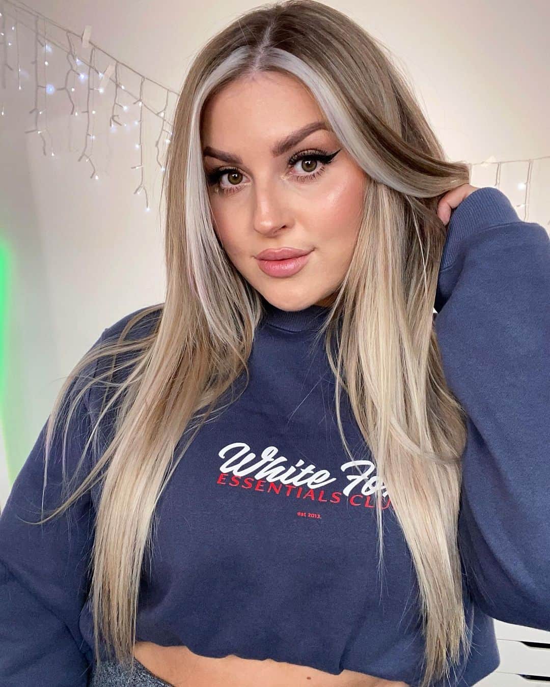 のインスタグラム：「New hair by @melstevenson8 💎 literally so many of you have given my streaks LOVE lmao 💞 thank you 💓😍 also... I’m trying a DIY brow wax, lamination, tint etc kit today and I’m so scared lmao defs filming it in case it’s a hilarious disaster... or in case it’s a total win??」