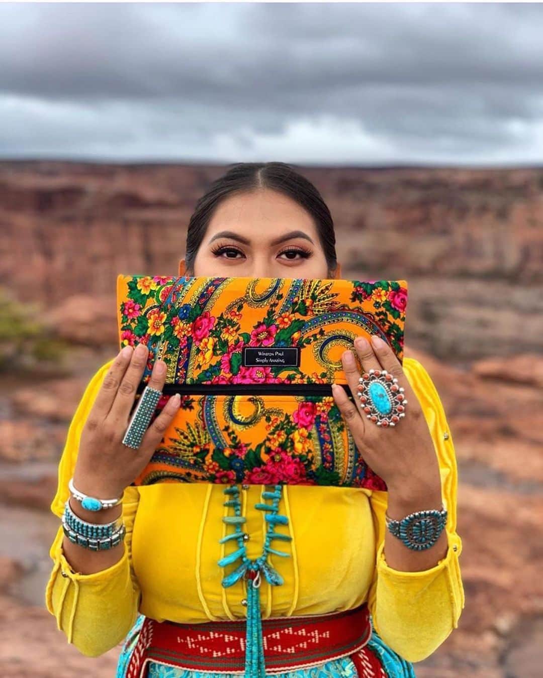 Cosmopolitanさんのインスタグラム写真 - (CosmopolitanInstagram)「There are countless ways to support Indigenous people year round, one of which is through highlighting Indigenous clothing brands and accessory labels that are rich in tradition and culture. Link in bio. #IndigenousPeoplesDay  -- Indigenous-owned and operated brand @winstonpaul.co makes handmade makeup bags, beautiful skirts, and jewelry. Creator Calandra Etsitty, who is Diné, combines traditional and contemporary elements in the stunning designs. -- Founder and CEO Joey Montoya, who is Lipan Apache, created @urbannativeera to increase visibility of Indigenous peoples and raise awareness.  -- These athleisure pieces are designed to empower Indigenous peoples and encourage decolonization. Created by a Cree and Anishinaabe family from Treaty 6 and Treaty 4 Territories, this streetwear brand carries tons of hoodies, sweatpants, and shirts.」10月13日 6時41分 - cosmopolitan