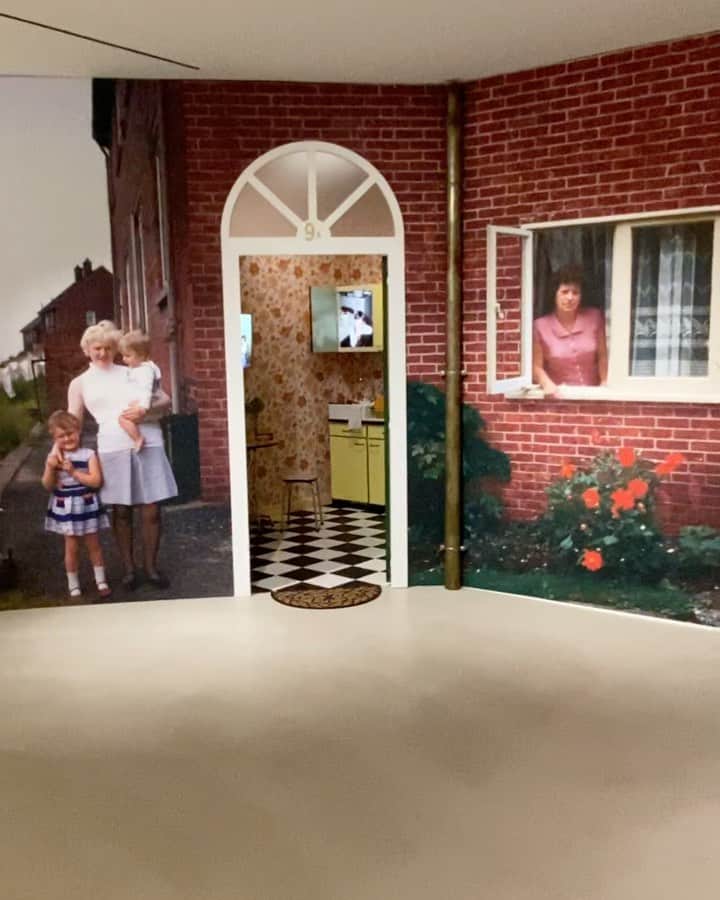のインスタグラム：「L’expo « This is England » by @anonymousphotoproject at @la_fab_officiel 👏👏 Jusqu’à fin novembre. La collection de photos de la fondation qui vient d’ouvrir est fabuleuse aussi (Paris 13)」