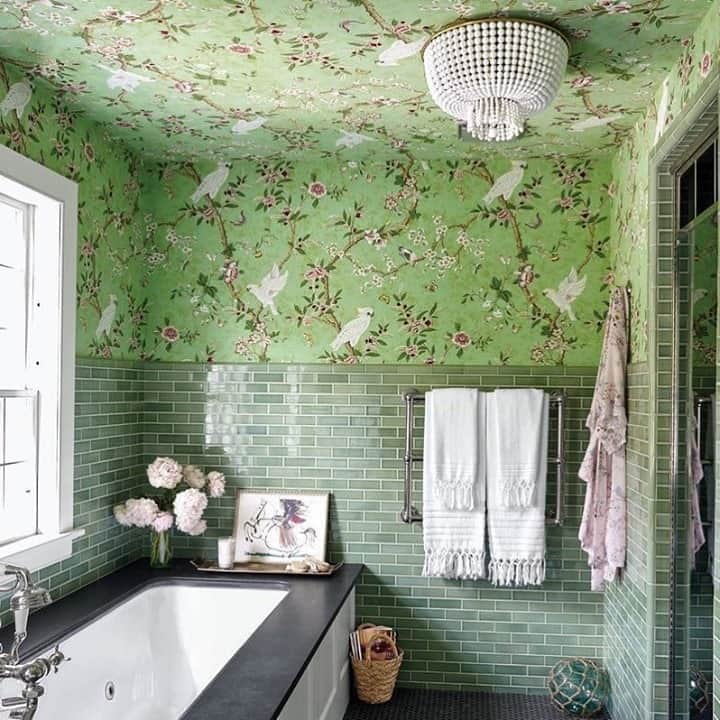 ELLE DECORさんのインスタグラム写真 - (ELLE DECORInstagram)「We'll never stop dreaming about this glorious bathroom, as seen in the home of Elle Decor's executive director of editorial business development, @joyann_king. 🛁💚 Here, the tub and fittings are by @wtrwrks, the ceiling fixture is by @aerin for @circalighting, the wallpaper is by @brunschwigfils, and the floor tile is by @artistic_tile. Click the link in bio for the full tour, from the ED archive. 📸: @francescolagnese.」10月13日 7時01分 - elledecor