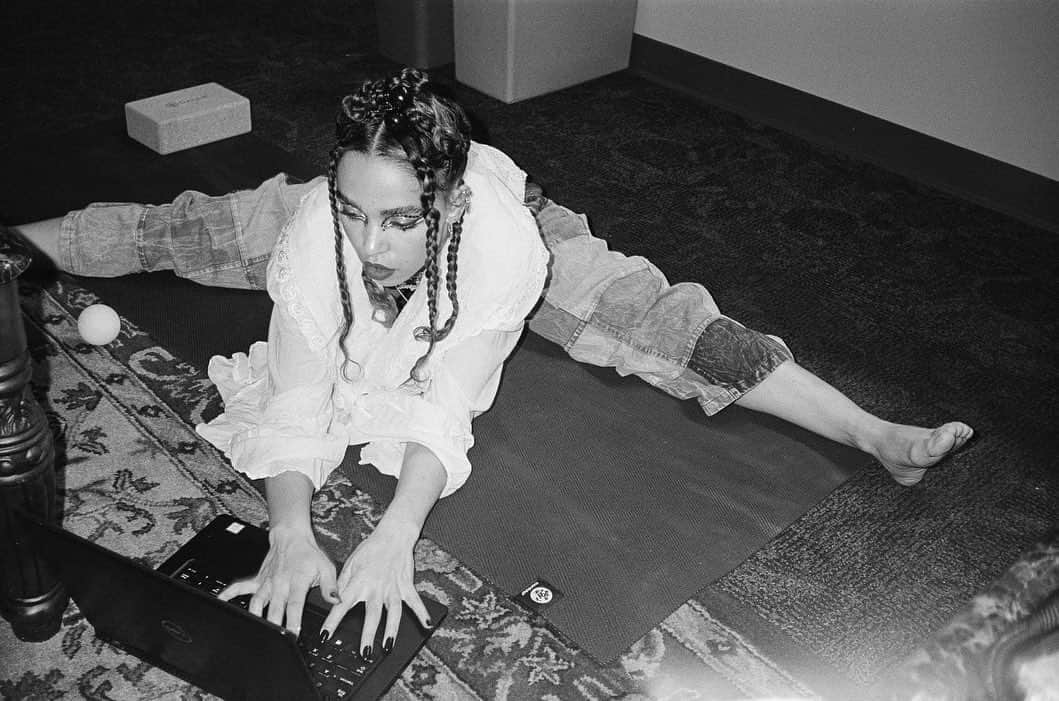 のインスタグラム：「how dancers do everyday fings  photo @counterglance」