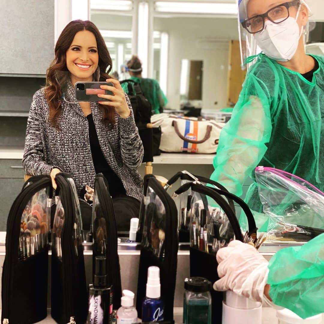 ジャッキー・セイデンさんのインスタグラム写真 - (ジャッキー・セイデンInstagram)「1 week of rehearsal, 4 Covid tests, and 577393.8 ounces of pumped breast milk later... SHE IS BACK!」10月13日 7時18分 - thejackieseiden