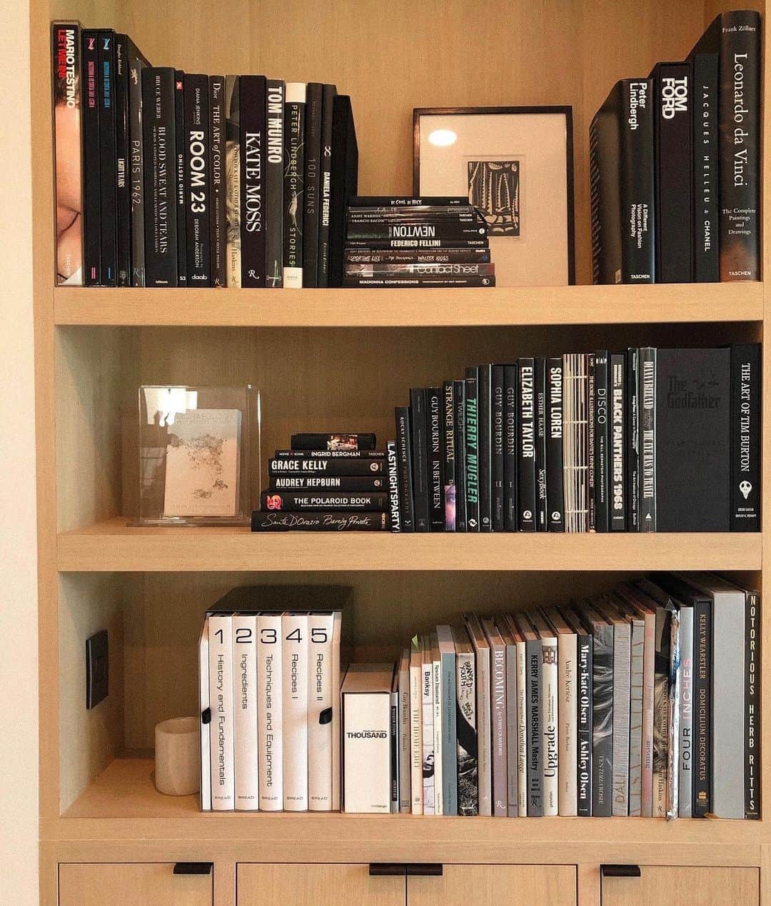 JEN ATKINさんのインスタグラム写真 - (JEN ATKINInstagram)「color coordinated book shelves: yay or nay? 📖⤵️」10月13日 7時13分 - jenatkinhair