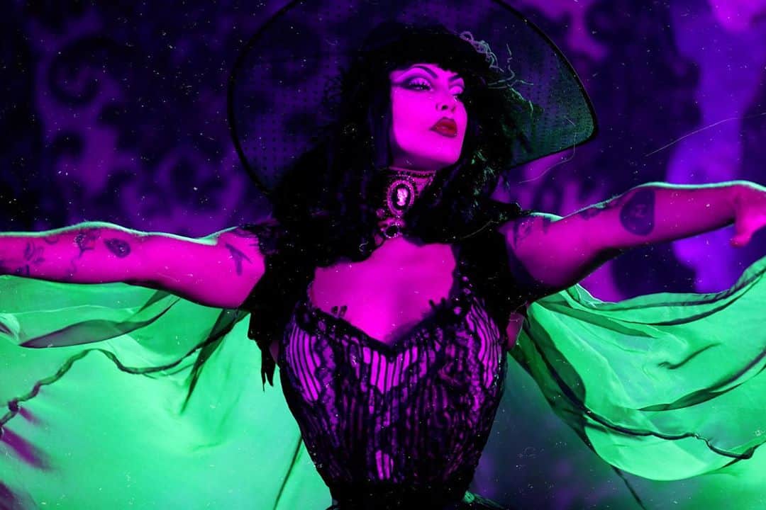 ヴァイオレット・チャチキのインスタグラム：「Season of the witch - next stop Boston @vossevents   📸 @marco_ovando」