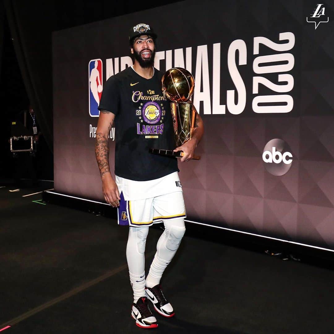 Los Angeles Lakersさんのインスタグラム写真 - (Los Angeles LakersInstagram)「Celebrations fit for NBA Champions 🎉🏆 #LakeShow #ULTRAMoment」10月13日 7時22分 - lakers