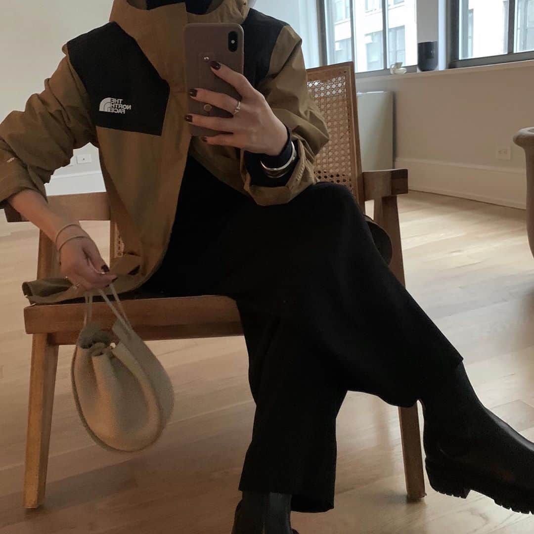 大塚良子のインスタグラム：「雨のコロンバス・デイ（実質的にはイタリア系アメリカ人の祝日らしい） アメリカは大統領選挙を一ヶ月後に控えNYでもvoteと書かれたフェイスマスクをする人、街中の広告、メディアなどで選挙熱を感じてます。今年は本当に色んなことありましたねー。コロナに始まりBLM、そして先日亡くなられた最高裁判官判事RBGの空席が選挙前に決定するの、どーなの？とか、どれも今後を大きく左右する事なのでそういった話題をよく目にします。学校、そしてレストラン店内での飲食がやっと少しずつ再開したのに又ブルックリン地区などからホットスポットが出始めたり… やっぱこの街を大きく支えてる観光やレストランが閉じると街を歩いていても治安の悪化が顕著でソーシャルディスタンスと街の回復のバランス、まだまだ難しそうなNYなのかなあ… The US presidential election is just around the corner one month later, people wear face masks with the word “vote” and I feel advertisements of election fever. There were so many things this year... Starting with corona, BLM and I often see topics about Will RBG's successor be decided before the election? They all have a big influence of the future.  Even though eating and drinking in schools and restaurants has resumed little by little, but then there are hotspots again.. After all, when the tourists and restaurants that greatly support this city are closed, the deterioration of public security is remarkable when I walk in the city. It seems that the balance between social distance and the recovery of the city is still unstable in NYC.   #ootd #nyc #streetstyle  Jacket... @thenorthface  Turtleneck... @uniqlo  Pants... @chloe  Boots... @gianvitorossi  Bag... @thenorthface」