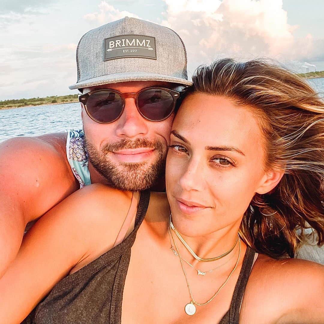 E! Onlineさんのインスタグラム写真 - (E! OnlineInstagram)「#OTH's Jana Kramer is sharing her honest reaction after she received a new DM claiming that her husband, Mike Caussin, "cheated again." Link in bio for where they stand following the allegations. (📷: Instagram)」10月13日 7時30分 - enews