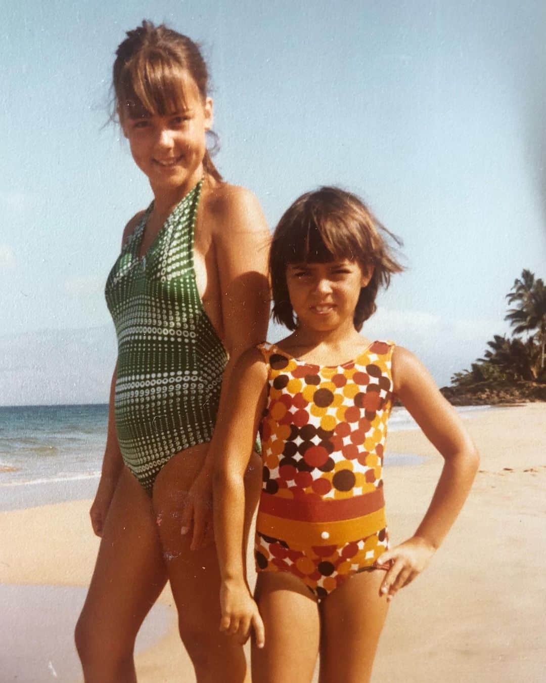 コンスタンス・ジマーのインスタグラム：「A girl and her beach 50 years strong! From the box of 50 memories from my sister @stefschamber to the box of birthday cards my husband @russlamoureux organized having sent to me from friends all over the world and all through my life, I am speechless! The love I have felt from everyone through the cards, gifts, messages has felt phenomenal. I thank all you for taking the time to send the cards in the mail (supporting the usps at the same time) because opening them all at once has felt like you were all with me!! I highly recommend any of you do this for someone you love because it melted my heart. I’m so fired up for my Fifties!!! I’m 50!!! WOAH!! #mondaymood (can someone make this swimsuit again for me now?)」