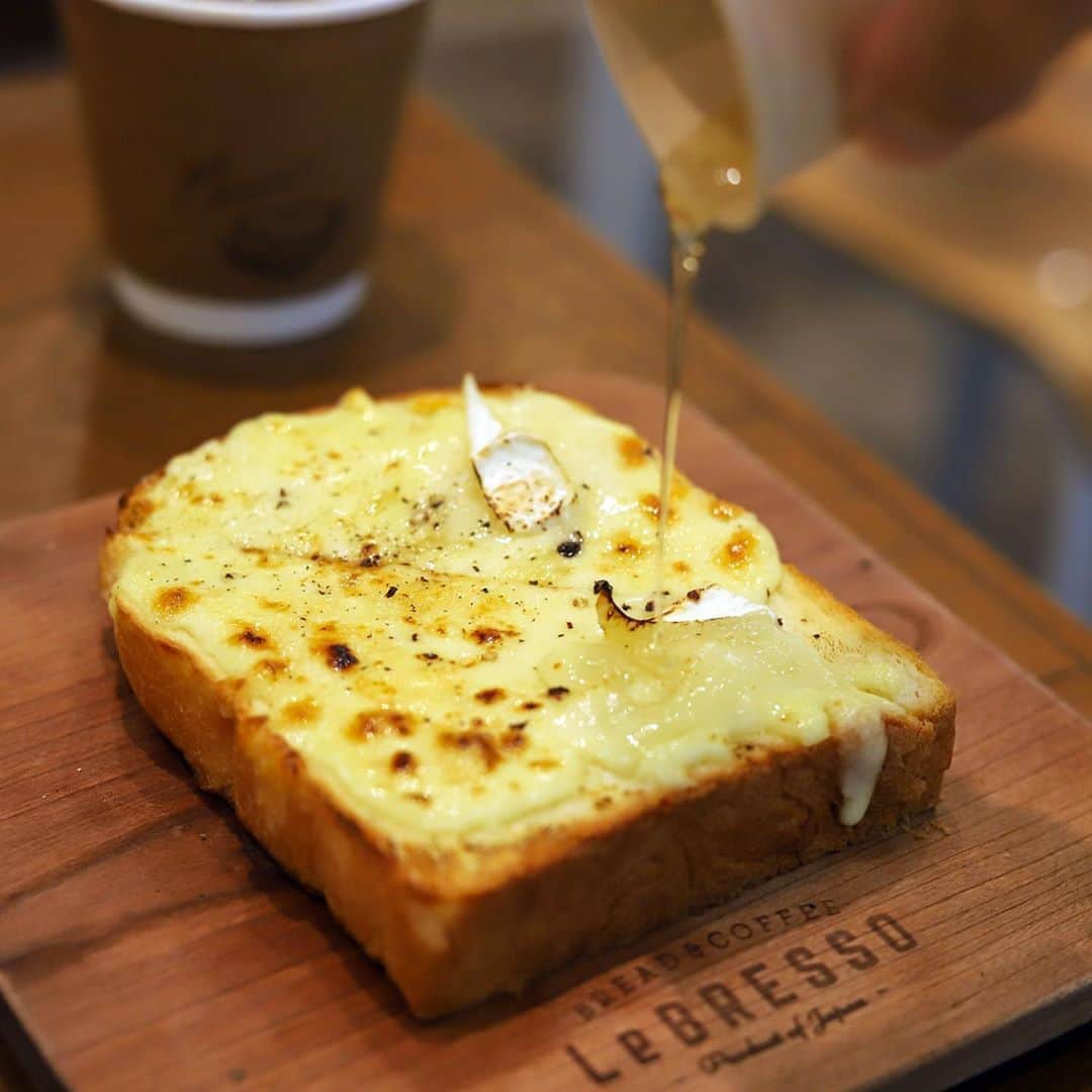 きょん。さんのインスタグラム写真 - (きょん。Instagram)「.  .  LeBRESSO @lebresso.jp  4種のチーズを バランスよく合わせた "クアトロフォルマッジ"、 別添えのハチミツが より風味を引き立てます、 という確信を ホットケーキにメープルを 合わせるがごとく、 たっぷりハチミツをかけて 得ることができました。  #LeBRESSO #osaka#sweets#coffee#breakfast」10月13日 7時32分 - kyon_tokiiro