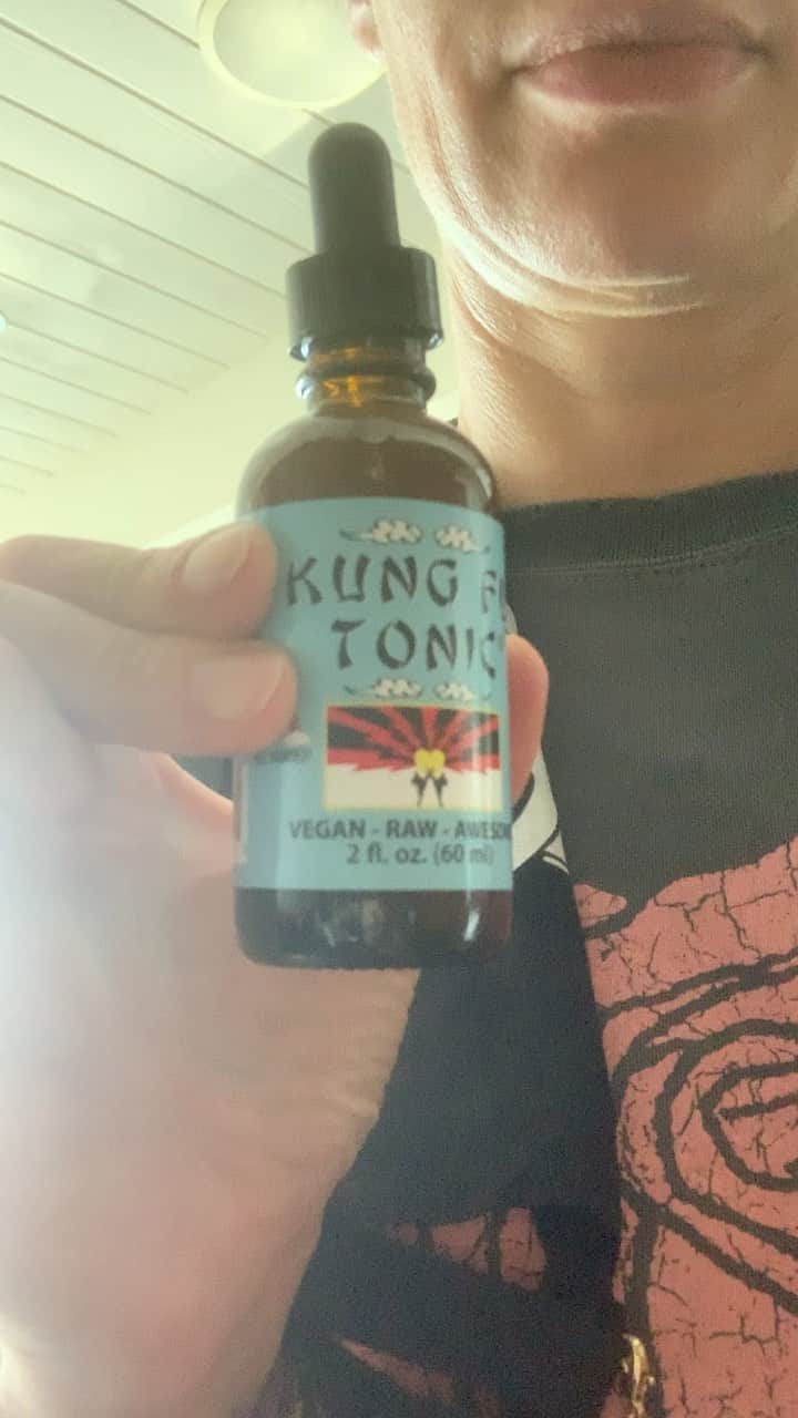 レナ・ヘディのインスタグラム：「@atticuslestrange and I try things you can ONLY get in LA ... This is a special flavor I can’t quite describe but I KNOW it’s FUCKING GOOD  FOR YOU. TITS MEANS AWESOME IN UK SPEAK.  And before ya’ll ask .. YES I USED A BEAUTY FILTER 👻」