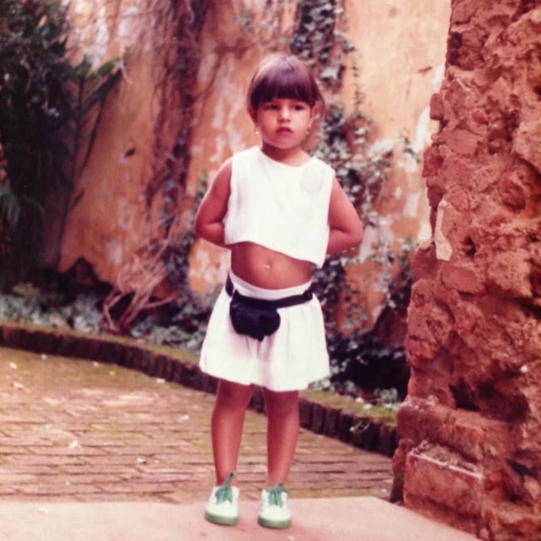 Mariana Riosのインスタグラム：「Que nossa criança interna possa nos lembrar, todos os dias, que é preciso sonhar! Que os sonhos elevam nossa alma!  Eu hoje sonho alto! Já na época dessa foto, eu só pensava, dia e noite, em todas essas coisas e brinquedos que postei na sequência😅 Saudades da minha infância 💕 Feliz dia das crianças e de Nossa Senhora Aparecida! 💙🙏🏼」