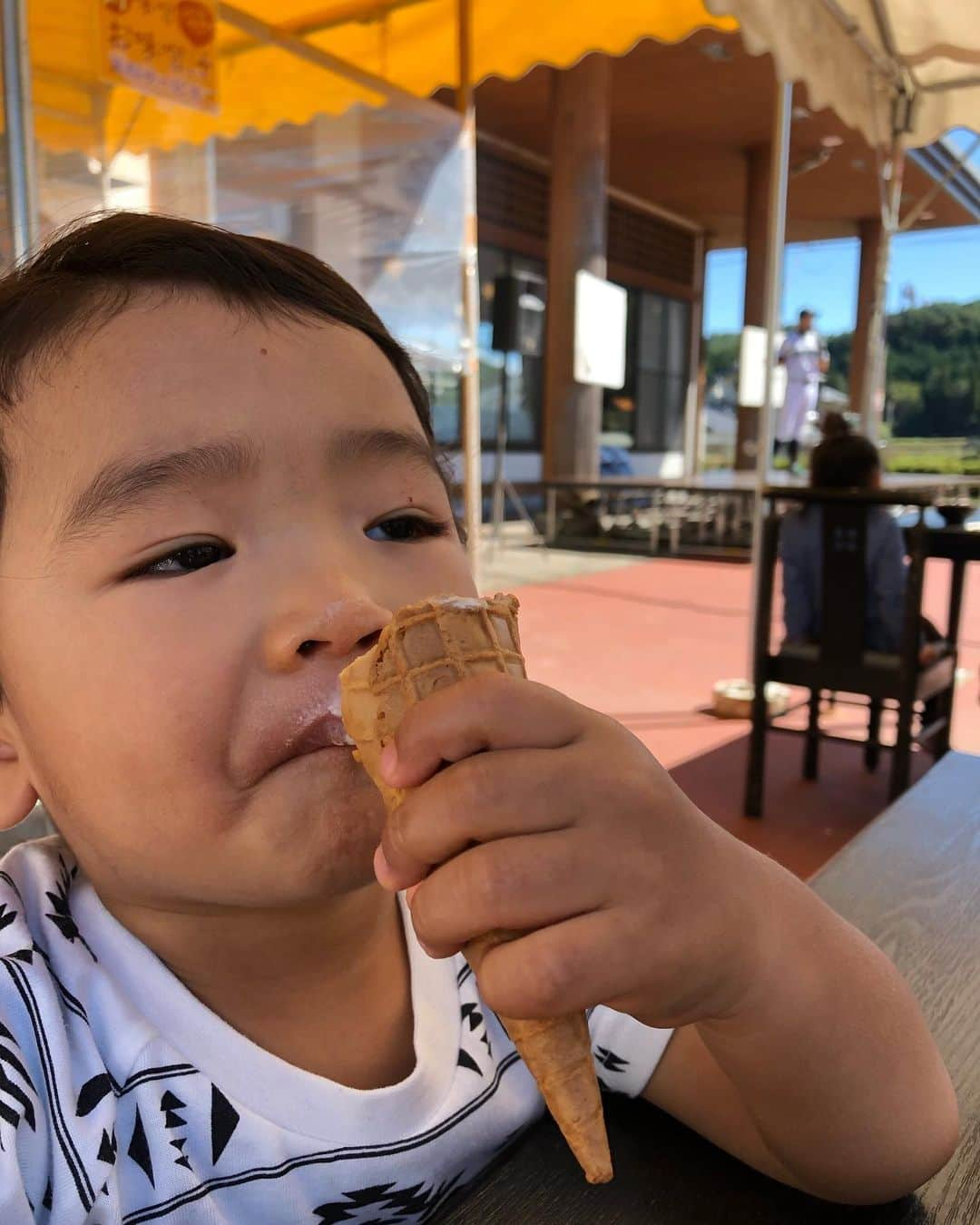 ニッチロー'さんのインスタグラム写真 - (ニッチロー'Instagram)「パパの仕事見に来てくれたけど  見ないんかい  そしてこの表情  #コニッチロー #パパよりアイス #チッチロー #ニッチロー' #信州58町村収穫祭  #信州58町村収穫祭大使」10月13日 7時43分 - nicchiro5.1