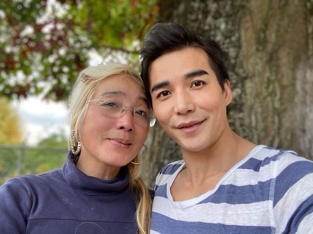 ルーディ・リンのインスタグラム：「It’s Thanksgiving in Canada today. It’s a small and cozy affair this year but there’s more love and gratitude in my heart than ever because I’m home with Mum...About 200 selfies later, my mum is finally happy with this photo to send you all our blessings (she knows all my best angles).  I’m forever thankful to her for everything she has done for me. I’m also thankful for the things she left for me to figure out on my own because it helped me grow into a man as strong as an oak. Thank you @Mum.   In the spirit of giving thanks, I want to ask you all to tag @ someone you’re thankful for and let them know why so they can do the same. Let’s spread the love, we all need it right now.」