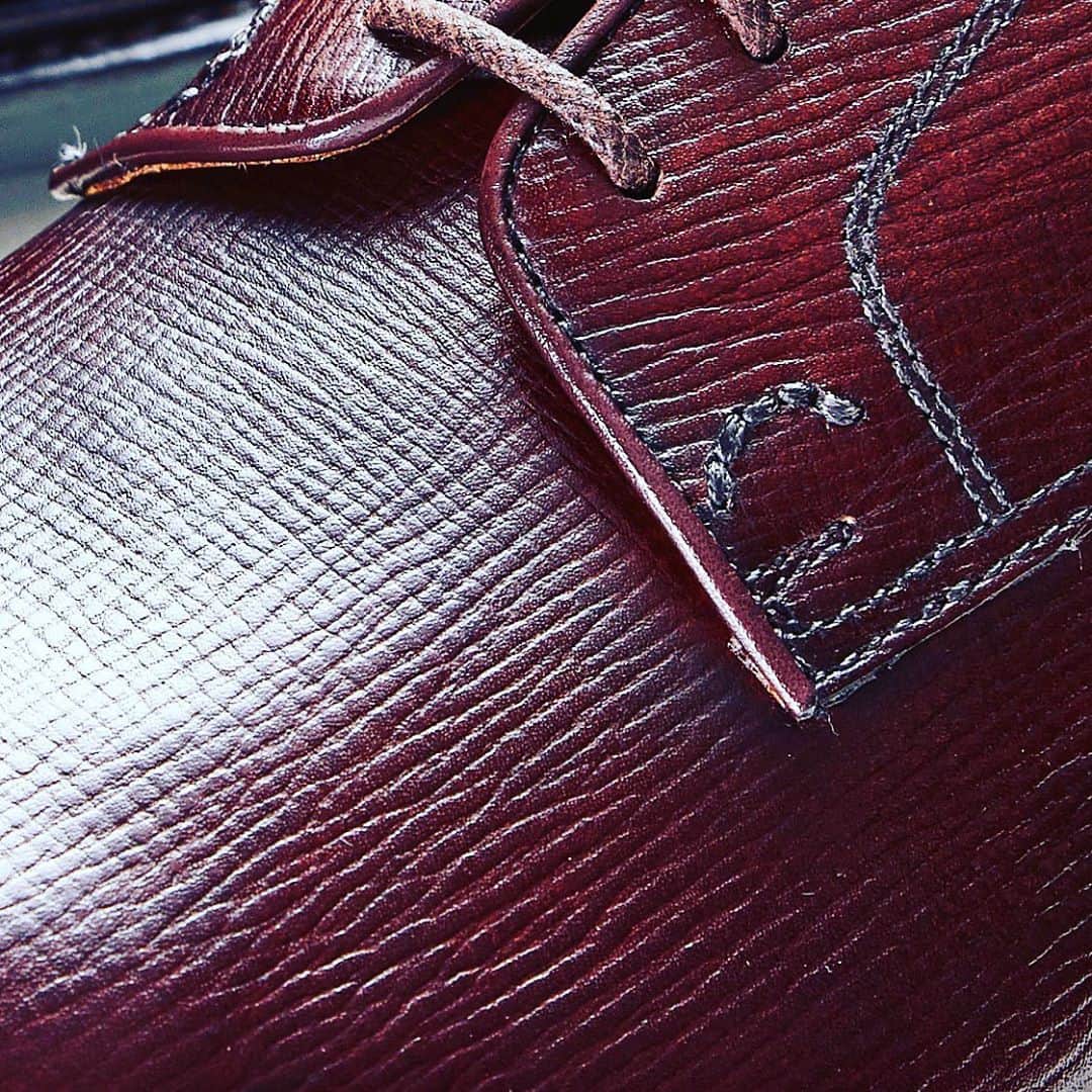 のインスタグラム：「. アッパーレザー フランス　アノネイ社　 @tanneriedannonay  Art.Alcazar Emboss 写真のフランス・アノネイ社による型押し革のダークブラウンは、革の染めの段階で2回染めているので、よく見ると型押しの凹側がやや薄く、凸側が濃く染まっています。さらに靴になってからもう一度染めているためとても深い色味のダークブラウンに仕上がっています。  普段のお手入れによって美しくエイジングを楽しめるレザーです。」