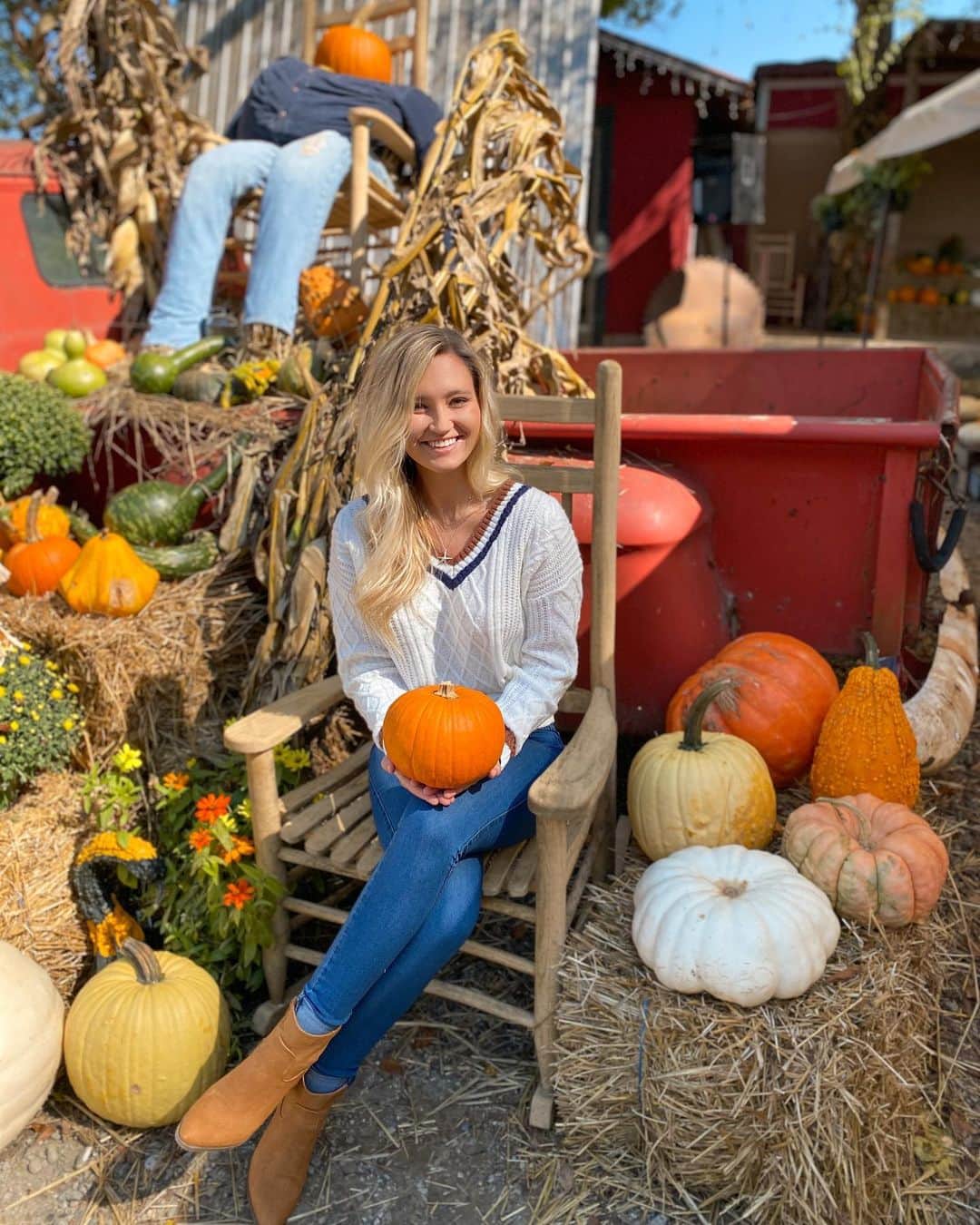 サシャ・カリスのインスタグラム：「Trying to pick my favorite pumpkin 🎃  Which one do you think? 🤔 . . . #northcarolina #brysoncity #pumpkinpatch #pumpkin #fall #fallfashion #fallvibes #autumn #autumnvibes🍁 #ootd #ootdfashion」