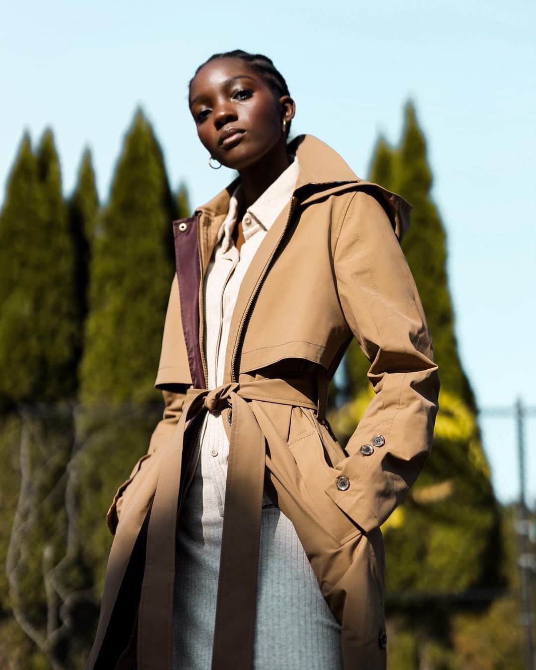 サムエデルマンのインスタグラム：「The trench coat you need this Fall, only available now at SamEdelman.com  Tap to shop this hooded trench coat  #SamEdelman #Fall2020 #ForcesOfNature」