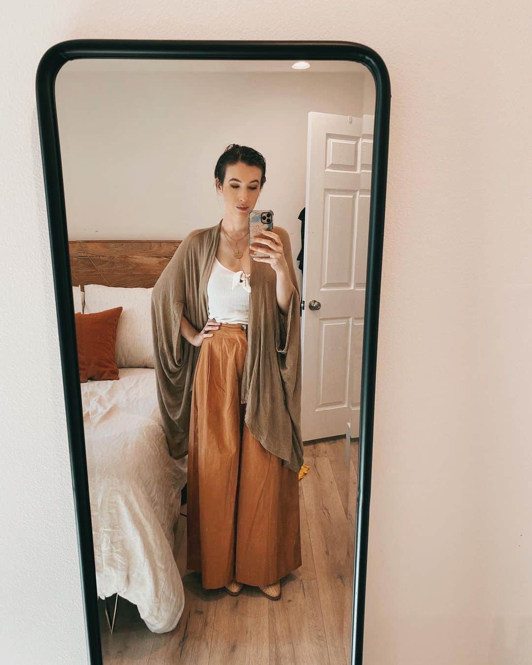 ケイト・ボイージェルのインスタグラム：「trying to figure out how to simultaneously wear fall colors and not die in LA’s breezy 93 degree October weather☀️🍁🍂😫 happy Monday!」