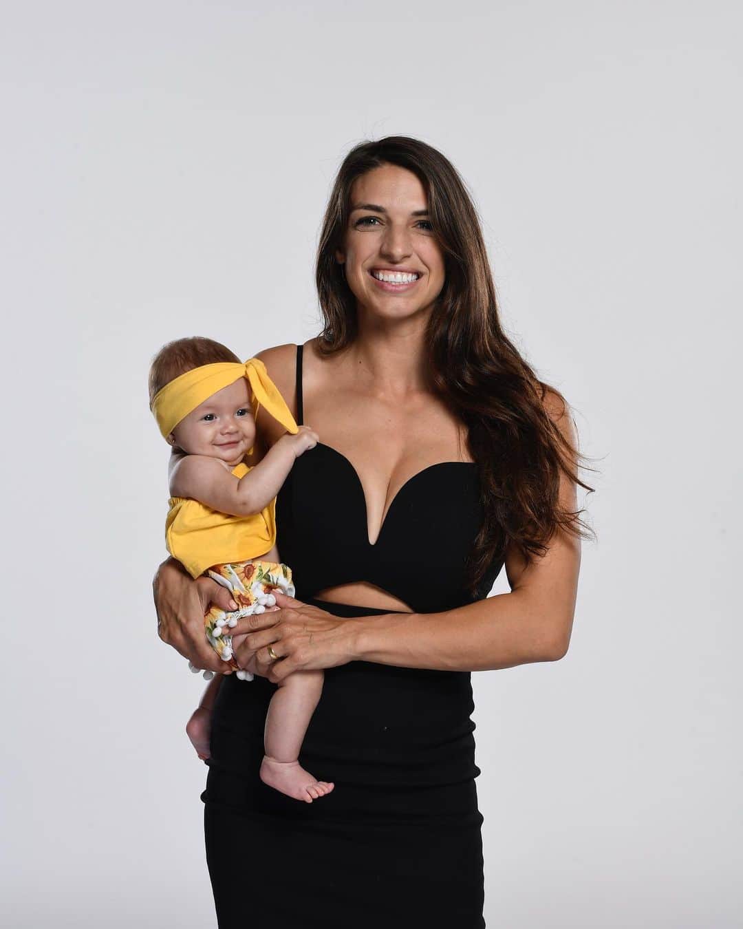 のインスタグラム：「Exatamente um ano atrás fui minha primeira luta depois minha filha nascer e também minha primeira derrota! Minha filha estava com 4 meses e as tarefas de ser Mãe não pararam! Tudo na semana da luta, amamentando, aquecendo antes da luta com a Moa e ainda tive ela do meu lado no ginásio depois da luta! Pessoas podem achar que uma gravidez pode atrapalhar mas desde que minha filha nasceu, sou uma pessoa nova! Uma atleta mais focada, determinada e madura! Todo mundo tem o seu caminho para conquistar o seus sonhos! Meu sonho é ser campeã do UFC e ser Mãe faz parte da minha jornada! #mãecampeã #diadascrianças  • • This day, last year, was my first fight after my daughter was born and also my first career lost. My daughter was 4 months old and the duties of being a Mom didn’t stop! All during fight week, breast feeding, warm ups with Moa haha, and having my little girl with me in the locker room post fight are things I’m so grateful for! People might say that a pregnancy can “ruin your career” but after Moa was born I have become a new person, a more focused, determined and mature fighter! Everyone’s journey is unique! My dream is to be the UFC champion and being a Mom is part of MY journey! #momchamp」