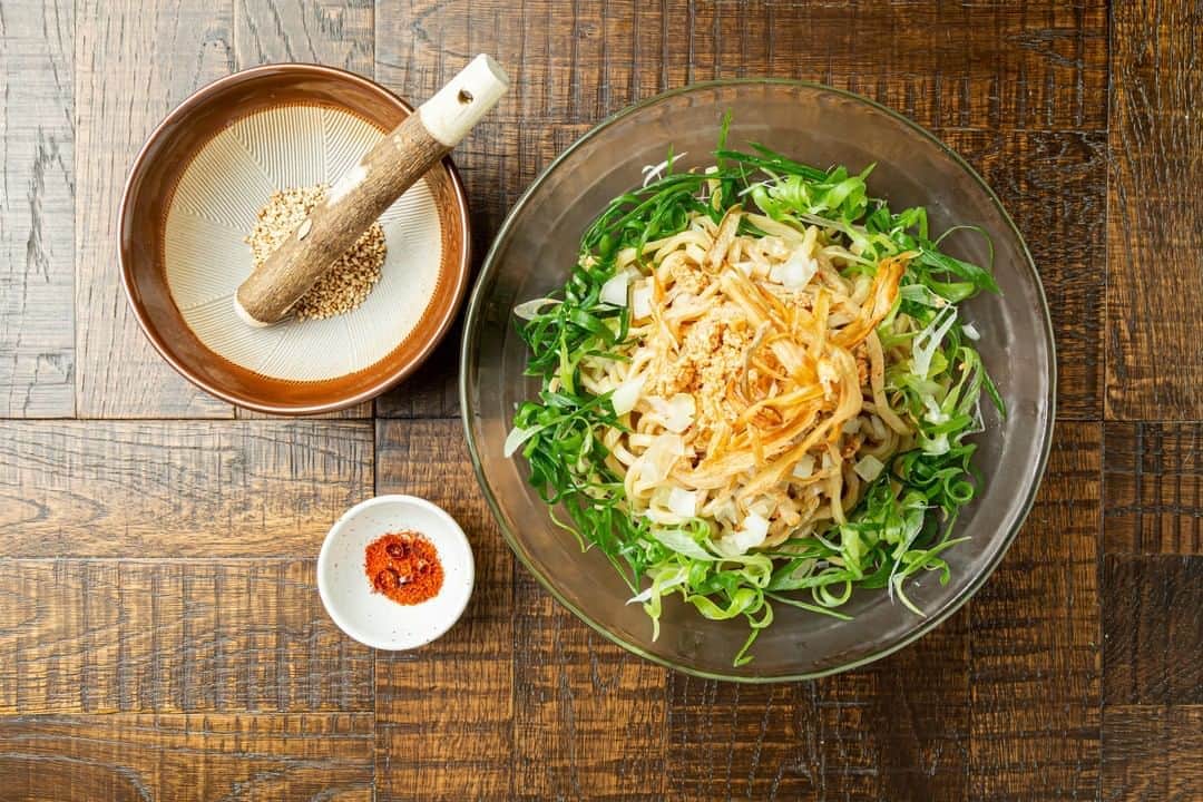 のインスタグラム：「【麺処むらじがデリバリーサービスデビュー！】  先日より、麺処むらじ特製の「担々麺」と「唐揚げ丼」が デリバリーサービス「HELP!」の経由のご注文で ご自宅でお召し上がりいただけるようになっております！  猛暑日が続く中、ひんやり涼しいお部屋で 麺処むらじの味を楽しみませんか？  ≪麺処むらじの担々麺≫ 玉ねぎと九条ネギが良いアクセントとなり、 ピリッとあっさり辛い上品な担々麺となっております。 夏にぴったりの逸品です！  ≪麺処むらじの唐揚げ丼≫ こだわり抜かれた麺処むらじの唐揚げは、 一度食べるとリピートしたくなる旨味が持ち味です！ そんな唐揚げがゴロっと乗った贅沢な丼となっております。  #麺処むらじ #むらじ #ラーメンむらじ #ラーメン #京都ラーメン #ラーメン京都 #麺処むらじ #ラーメン大好き #麺スタグラム #麺活 #日本酒 #飲み比べ #京都グルメ #京都麺活 #京都のうまいもん #ランチセット #京都 #そうだ京都行こう #kyoto #ramen #ramennoodles #ramenlover #kyotojapan #デリバリー」