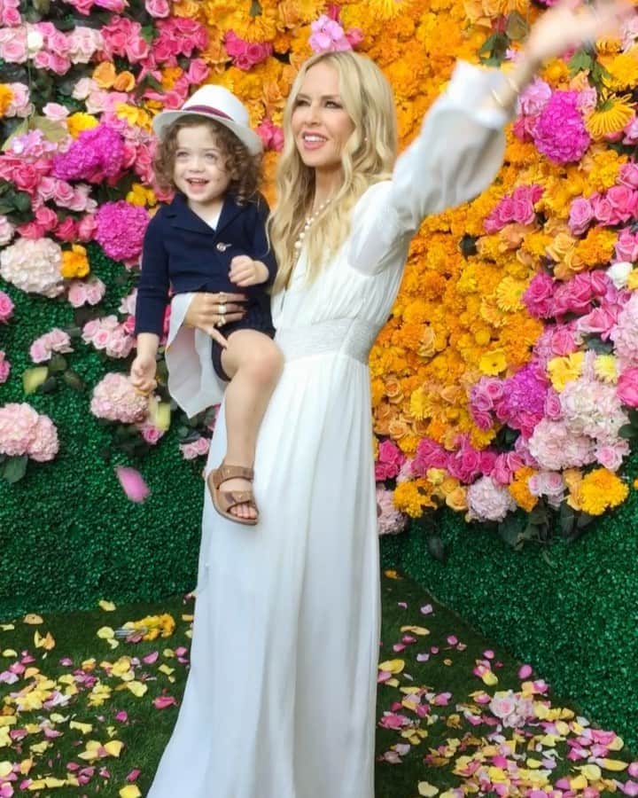 レイチェル・ゾーのインスタグラム：「#Mondaymotivation reminding me to take moments to throw flowers just because... 💐🌸🌺🌷🥀🌹 #begrateful #flowerpower XoRZ」