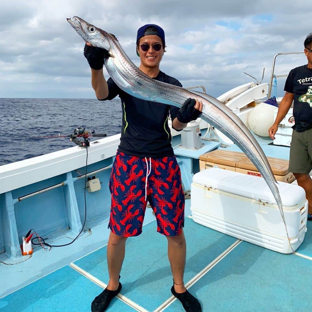本多洸亮のインスタグラム：「この琉球太刀魚もデカいよね！？🐟✨ これもドラゴンと呼んでくれるのでしょうか？😂 太刀魚の釣りも楽しいな… マグロも楽しい… ふかせ釣りも楽しい… 根掛かりがしにくい場所の根魚釣も楽しい… でも、ジグが好きかな…🤔🤔🤔 釣りを教えてくれる方達のお陰です👏 日焼けが痛いな…。。。  #琉球太刀魚ドラゴン …？w #琉球太刀魚 #沖縄県 #太刀魚テンヤ  #Hairtail #hairtailfish  #hairtails」