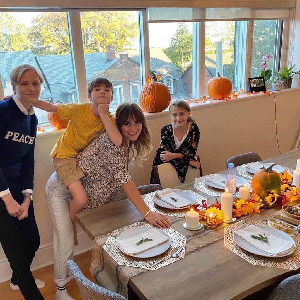ジャクソン・ロバート・スコットのインスタグラム：「Happy Thanksgiving Canada!!! Thankful for you, my family and friendships near and far. So fun celebrating Emilia and her family’s first Thanksgiving dinner ever, and my first Canadian Thanksgiving! 🦃🍁🥰🥧 #thankful #blessed #turkeytime #dessertfirst」