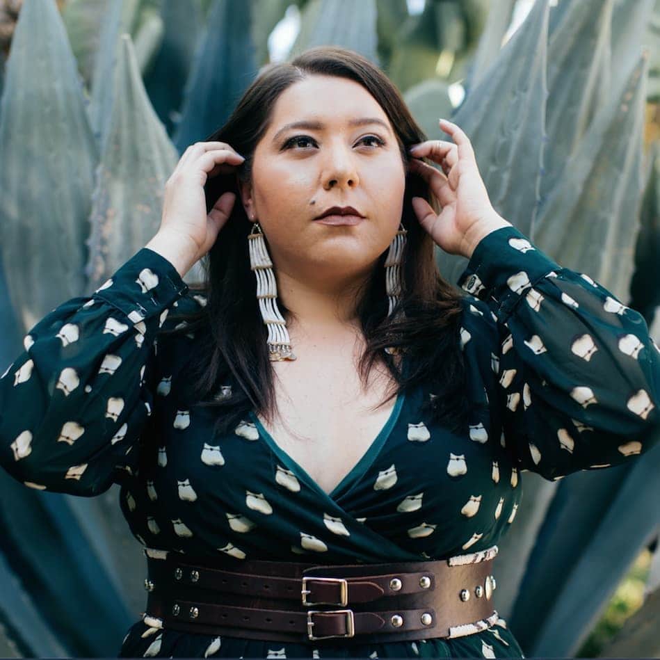 ルル フロストのインスタグラム：「Wishing everyone a very happy #indigenouspeoplesday - check out some of the talented creators I follow including @byellowtail @eliasnotafraid @chelsey.moves @thosh.collins and @j.okuma - amazing fashion, beadwork, fitness and motherhood inspiration and more amazing fashion.  Love to all.  L」