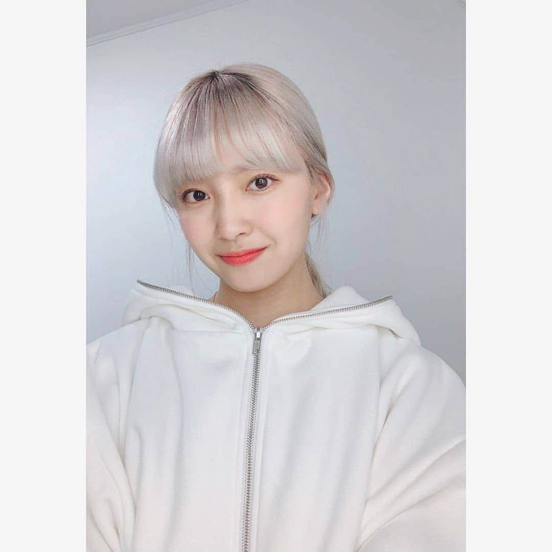 マユカ（小合麻由佳）のインスタグラム：「NiziU IG Update #Mayuka  皆さん今日は何をしましたか〜？？ 私はのんびりしていました😆💜  ———————————————-  여러분 오늘 뭐 하셨어요~?? 저는 여유롭게 시간을 보내고 있어요😆💜  - - - 𝗙𝗼𝗹𝗹𝗼𝘄 @MayukaOgou 𝗳𝗼𝗿 𝗺𝗼𝗿𝗲 𝘂𝗽𝗱𝗮𝘁𝗲𝘀 - - - - #MAYUKA #マユカ #MayukaOgou #NiziU #NiziUMayuka #JYP #MakeYouHappy #WithU #NiziUMakeYouHappy #니쥬 #NiziU #ニジュー #😺🌈」