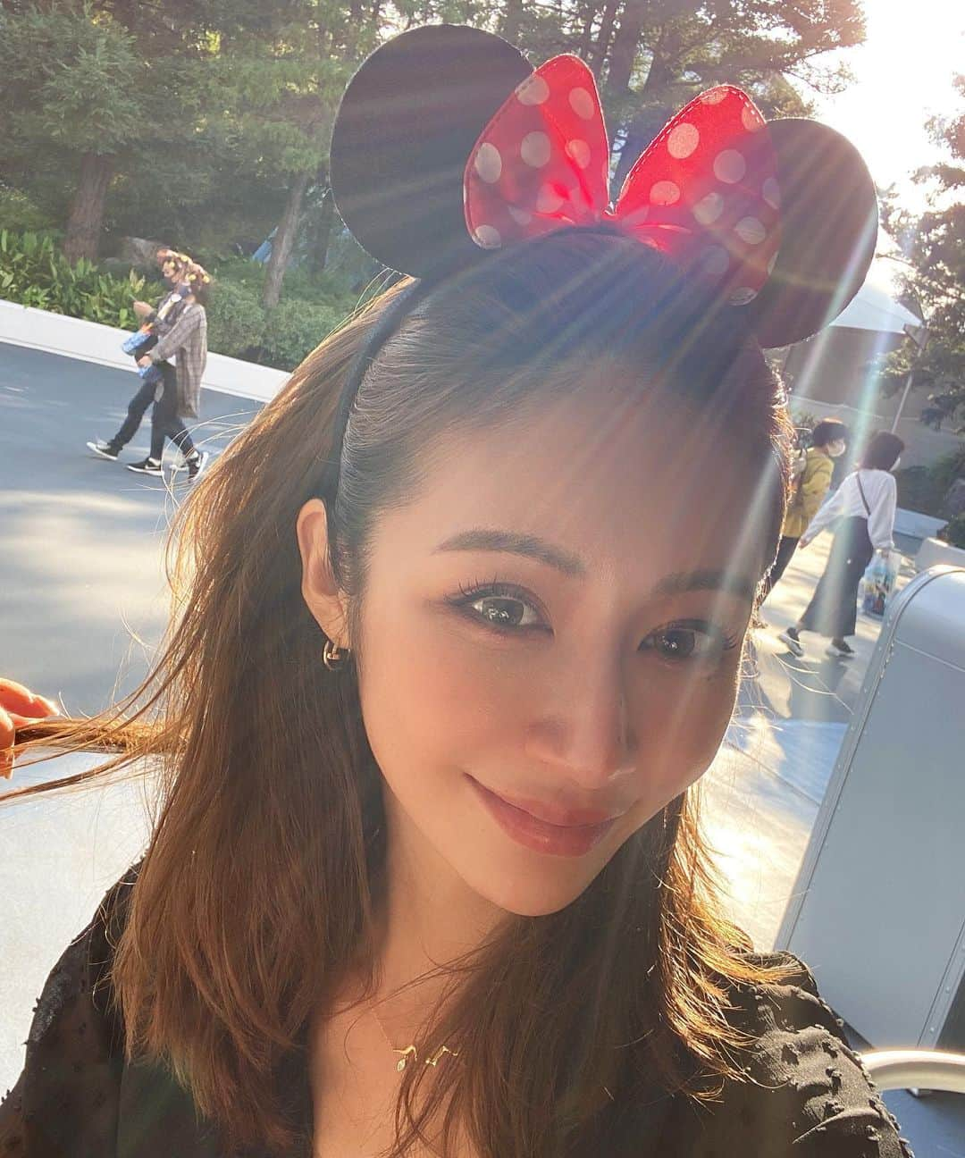 Reikaさんのインスタグラム写真 - (ReikaInstagram)「Disneyland memories part 1  写真多すぎなのでw 何回かに分けますね🥰😇飽きないでね😂  天気が良すぎて 全てがパーフェクトだった⭐️😆  最後の一枚は まさかのもうすぐ2歳のにゃんちゃんを 抱っこ紐に僕も入れて😇始まったので 頑張って12kgの子を抱っこしてた自分への頑張りました記念の一枚😂  #ディズニーランド  #ディズニーコーデ  #ディズニーカチューシャ  #親子ディズニー  #らぶ #ママリ #産後ダイエット #育児日記」10月13日 8時28分 - reikamarianna