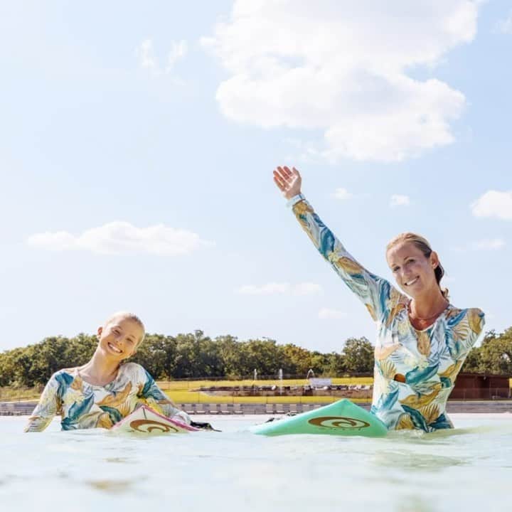 Bethany Hamiltonのインスタグラム：「I recently had a really fun @ripcurl_women girls trip with this mini shredder @erinbrookssurf to Waco TX to surf @bsrsurfresort 🏄🏼‍♀️✨🤗 Check out the link in @ripcurl_women bio for short film “Master & Apprentice”   Anyway, it got me thinking lately how there are so many young people with dreams &  ambition to be & do their best! I want to encourage everyone to keep dreaming!!! You can adapt to changing times, hold on to positivity & be brave!!! You CAN do it... Whatever it may be👊🏽✨🙌🏾 If you are feeling overwhelmed & held back by this life & the daily challenges, I invite you to join me for my online course the “Unstoppable life” you can turn your overwhelm into peace & confidence. You can keep dreaming & going after the life you dream of! And you can join my hubby &  I & the Unstoppable community for monthly motivational zoom calls! We can overcome &  make the most of this life... 💯⚓️🤗」