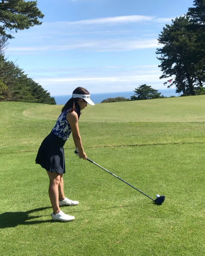 MOMOのインスタグラム：「最後ちょっとよたついちゃったけど、ドライバーがとっても好調でした😍😍⛳️  ここ最近スライス気味だったので不安でしたが、昨日は曲がらずまっすぐ⤴︎  まだまだ課題はたくさんありながらも着実に良くなってる気がして嬉しい⛳️😍  このホールは海が見下ろせて景色が最高でした🌸  #デサントゴルフ  #ゴルフ女子 #ゴルフウェア #ゴルフコーデ #ゴルフ好きな人と繋がりたい #ゴルフ好き #ゴルフ初心者 #サマンサタバサゴルフ #キャロウェイ #ゴルフ男子と繋がりたい #ゴルフ練習 #ゴルフ場 #golf #golfwear #ゴルフコース #スイング動画 #ゴルフ練習 #ゴルジョ #ゴルジョモ #golfgirl #golfswing #골프 #golfstagram #デサントゴルフ #instagood #みんなのゴルフ女子 #オリオンビール #instalike #japanesegirl #골프여자 #ゴルふれんど」