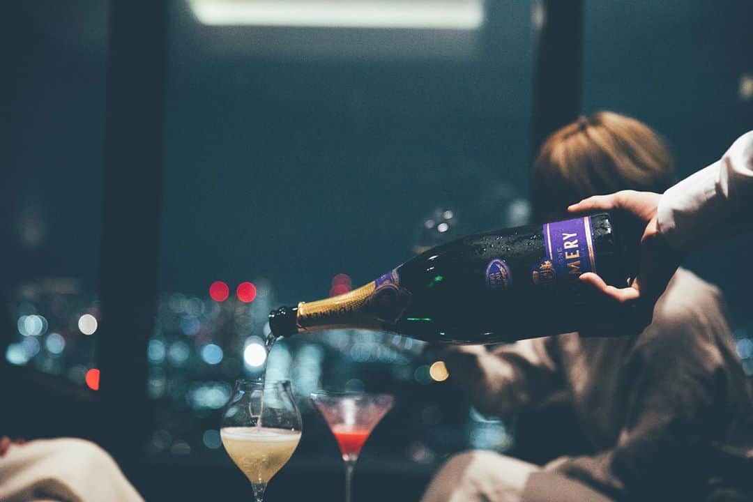 藤田敦子のインスタグラム：「ㅤ 熟成したポメリーをグラスで飲める @theokuratokyo の41Fスターライト🙌🍾🥂 (シャン好き久美子 @kumi511976 とつーは めちゃくちゃ喜んでたよ😍😍 くみちゃんのあまりの喜び顔はくみちゃんのところで いずれアップされるかと💕笑笑) ㅤ 美しい夜景と共に、美味しいシャンパンを いただき、いざ夜ご飯へ🍴 ㅤ Photo by @tsukaka118 ㅤ  #hotel #tokyo #hotelokura #okura #ホテルオークラ #theokuratokyo」