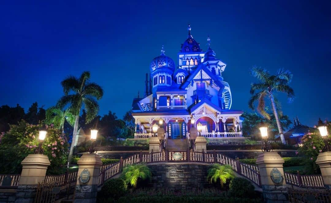 Walt Disney Worldさんのインスタグラム写真 - (Walt Disney WorldInstagram)「From the Haunted Mansion at Magic Kingdom Park to Phantom Manor at @disneylandparis, we’ve rounded up some enchanting photos of Disney’s Mansions and Manors from around the world. #DisneyHalloMoments #DisneyMagicMoments ✨」10月13日 8時25分 - waltdisneyworld