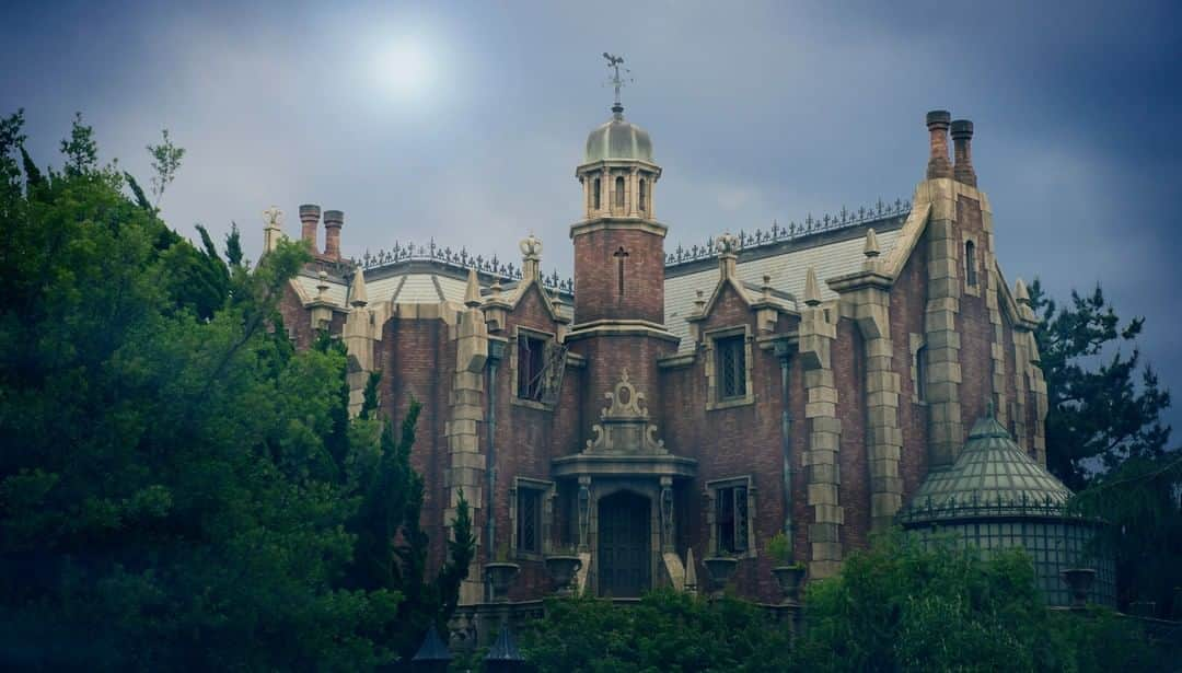 Walt Disney Worldさんのインスタグラム写真 - (Walt Disney WorldInstagram)「From the Haunted Mansion at Magic Kingdom Park to Phantom Manor at @disneylandparis, we’ve rounded up some enchanting photos of Disney’s Mansions and Manors from around the world. #DisneyHalloMoments #DisneyMagicMoments ✨」10月13日 8時25分 - waltdisneyworld