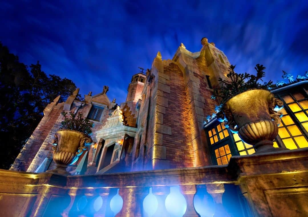 Walt Disney Worldのインスタグラム：「From the Haunted Mansion at Magic Kingdom Park to Phantom Manor at @disneylandparis, we’ve rounded up some enchanting photos of Disney’s Mansions and Manors from around the world. #DisneyHalloMoments #DisneyMagicMoments ✨」