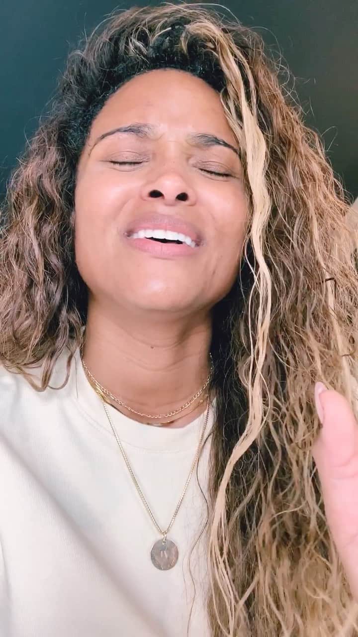 のインスタグラム：「Thanks for having me on this song with you @TashaCobbsLeonard #InspiteOfMe」