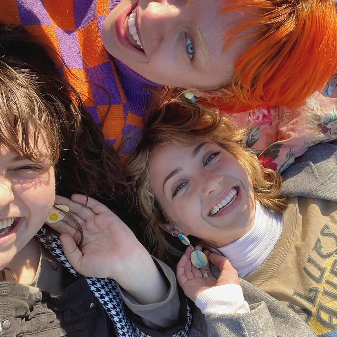のインスタグラム：「one final day with my girls and theys 👨‍👦‍👦😭✨ safe travels and happy clowning @maybemadeleine!! @alexandradorschner and i love you so much」