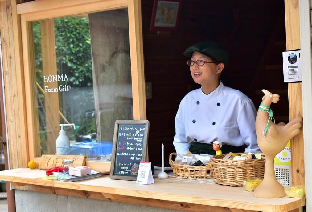 のインスタグラム：「. 【ほんまの小窓】 佐賀県神埼市脊振町で平飼い有精卵の生産をされている「本間農園」さんが加工所の一部を使って小窓販売をはじめました(艸’∀`◆)  本間農園では、自然の恵みを存分に生かした循環型農法に取り組んでいます。手間と愛情を惜しみなく注いだ鶏さんたちが生んでくれた卵は「ほんまの卵」として、本間農園ネットショップや県内の直売所などから購入することができます。（販売店舗一覧は本間農園ＨＰに掲載）  その「ほんまの卵」や、卵を贅沢に使ったスイーツ、本間農園親鳥肉100%のウィンナーを直接お客さまに届けたい！という思いから店舗販売を開始。  本間農園の小窓からは、明るくやさし～い笑顔の“おかみ”が出迎えてくれました ●´∀`)ノ)) ♪  小窓販売を始めて、「卵をこうやって食べてるよ～」「女子会にスイーツ持っていったら好評やったよ」など直接話が聞けるのがとってもありがたい、とおかみ。自分たちの想いも直接伝えられるとのことで、私たち消費者にとっても生産者の声が聞ける貴重な場ですね。  人気の「おひさまプリン」は、卵の味を生かしたシンプルな味ながらも、濃厚さが後を引く絶品プリン！「おひさまケーキ」の美味しさは擬音語で表すなら「ふわふわしっとりしゅわ～」といった感じです(ノ∀`笑)) どれも共通しているのは、とってもやさしい味・・   伺った日は「今日のスイーツ」として脊振山の栗を丸ごと使ったマロンパイも販売されていました。  山の中の「ほんまの小窓」ぜひ一度おでかけください♪  小窓販売は不定休で営業時間も変更になる可能性があります。詳しい営業日などは下記↓のフェイスブックページに投稿してありますので、お出かけ前にチェックしてみてくださいね！　 https://ja-jp.facebook.com/inetoniwatori/  ＜お問い合わせ＞ 【本間農園】 TEL:0952-59-2344 住所：神埼市脊振町広滝1035-5 https://inetoniwatori.com/      ■さが農村ひろばホームページ（TOPページ） https://saga-nouson.jp/  #本間農園#卵#スイーツ#直売#ネットショップ#養鶏#さが農村#saga#ほんまの小窓# 神埼市#ほんまの卵#おひさまプリン#おひさまケーキ#佐賀土産」