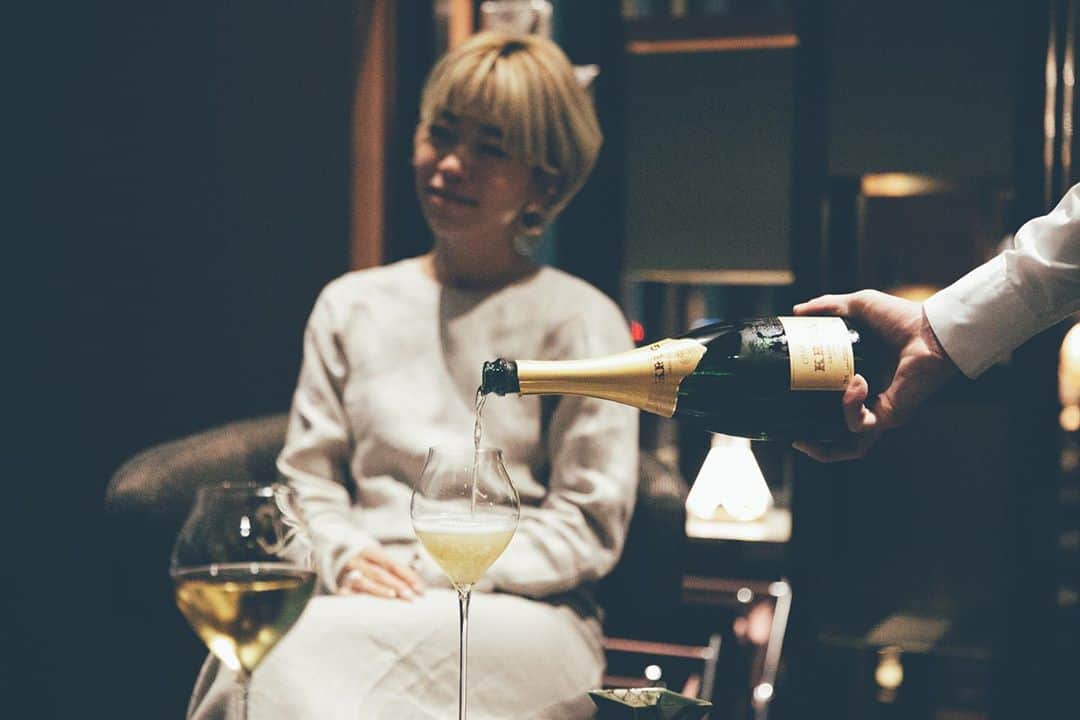 藤田敦子のインスタグラム：「ㅤ あ、熟成感あるクリュッグも 実はグラスでいただいた❤️🥂🍾 ここで1〜2杯飲んで→お食事、っていいよね。 正しい使い方👏 ㅤ Photo by @tsukaka118 ㅤ  #hotel #tokyo #hotelokura #okura #ホテルオークラ #theokuratokyo」
