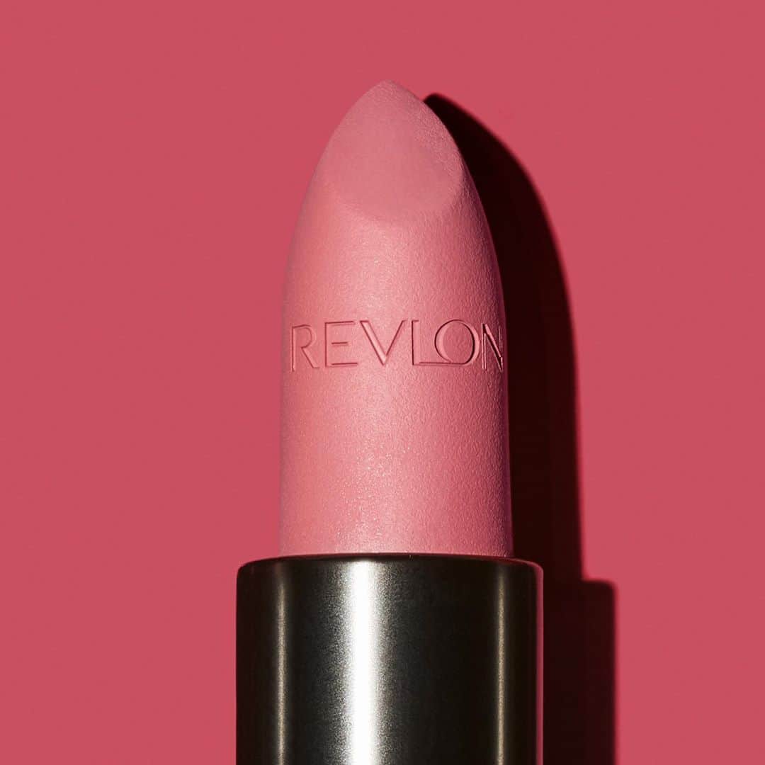 Revlonさんのインスタグラム写真 - (RevlonInstagram)「Wild Thoughts (004), a rose-mauve from the #SuperLustrous The Luscious Mattes collection is, hands down, a seasonless favorite. It’s soft and creamy with a smooth, matte edge. And it never goes out of style.」10月13日 8時42分 - revlon